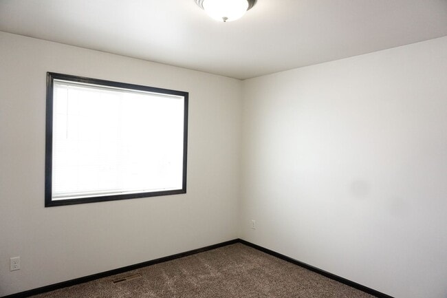 Building Photo - 3 Bed 3 Bath Twin Home