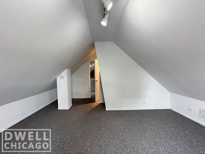 Building Photo - 3631 N Hermitage Ave