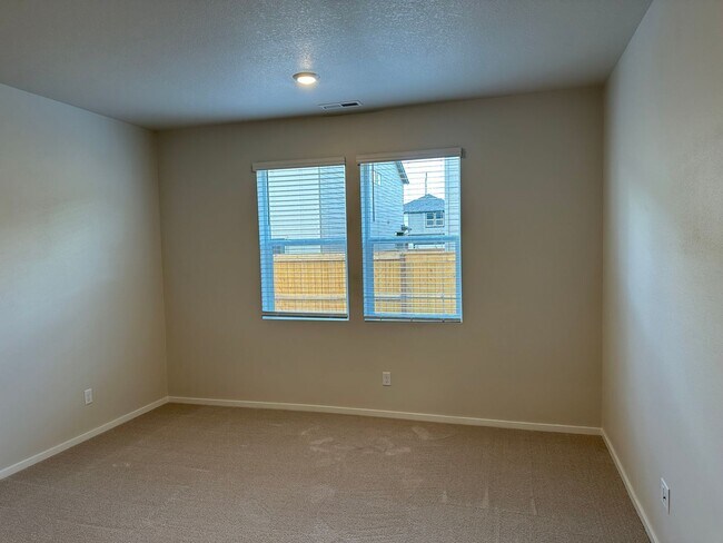 Building Photo - Newer single level 3-bedroom 2 bath house in Springfield!