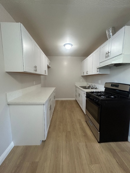 Building Photo - 409 N Los Robles Ave