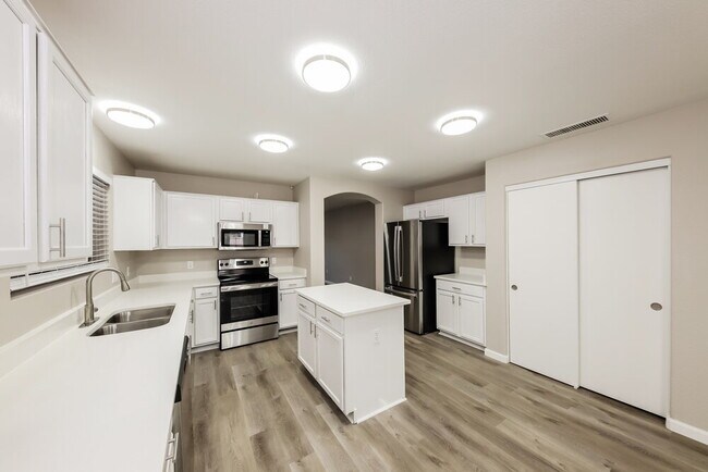 Building Photo - 3841 W Villa Linda Dr