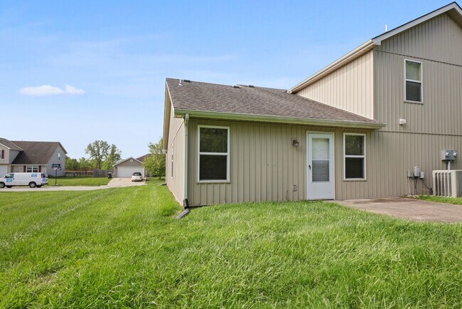 Building Photo - Two story, 3 bedroom, 2 Bath Duplex