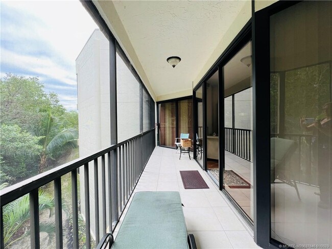 Building Photo - 221 NE Plantation Rd
