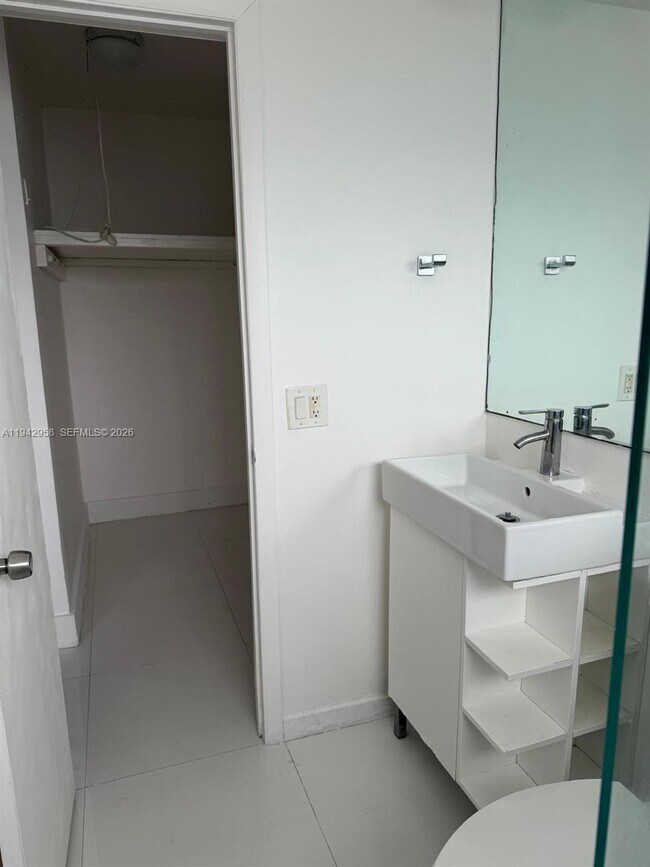 Building Photo - 825 Euclid Ave