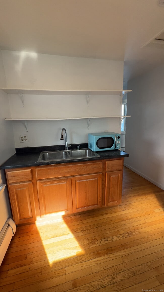 Building Photo - 204 Pequot Ave