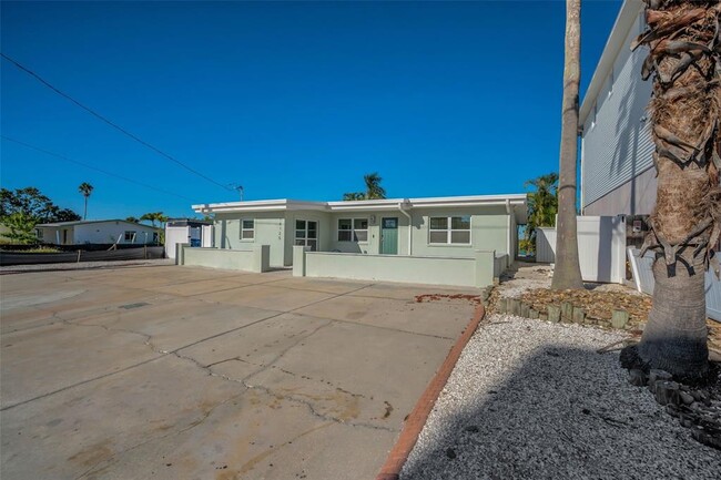 Building Photo - 14125 N Bayshore Dr