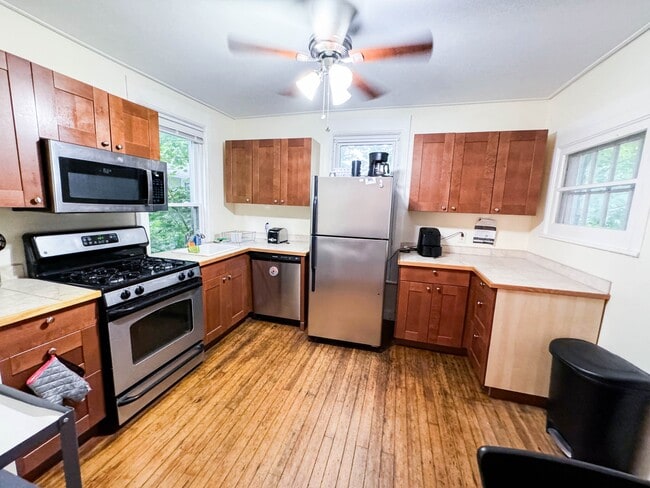 Building Photo - 128 Blair St