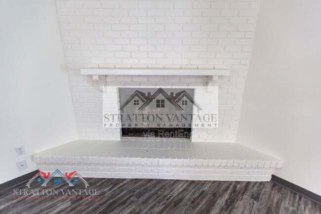 Building Photo - 2526 E Juanita Ave