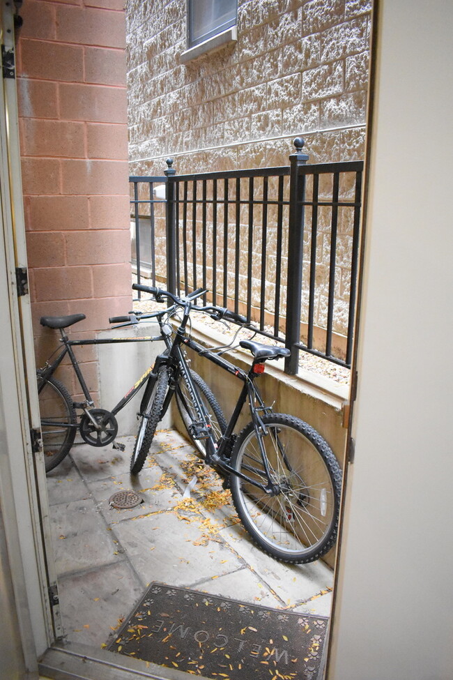 Building Photo - 2851 N Southport Ave