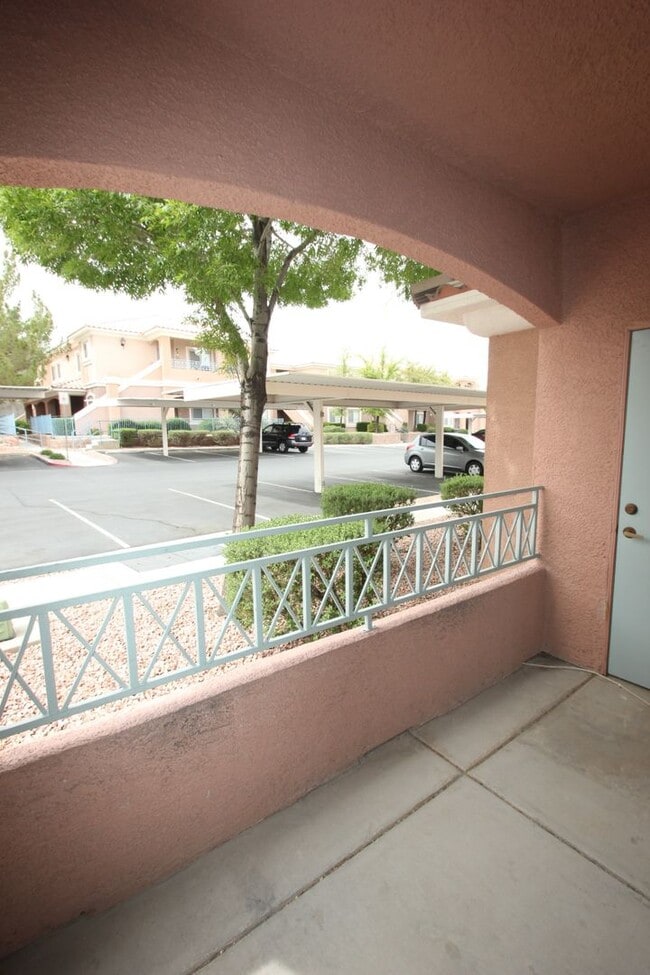Building Photo - Amazing 2 BD 2 BA Condo in a Gated Community