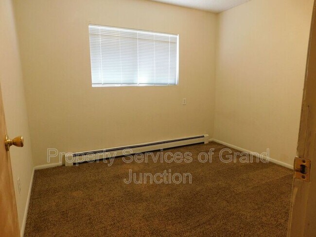 Building Photo - 805 E Cedar Ct