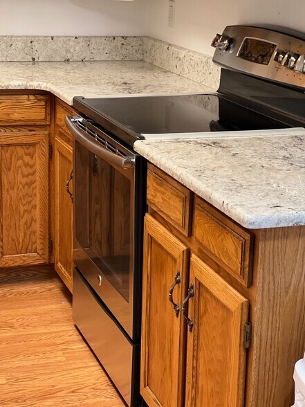 Stove with microwave above - 2902 Shadow Creek Dr