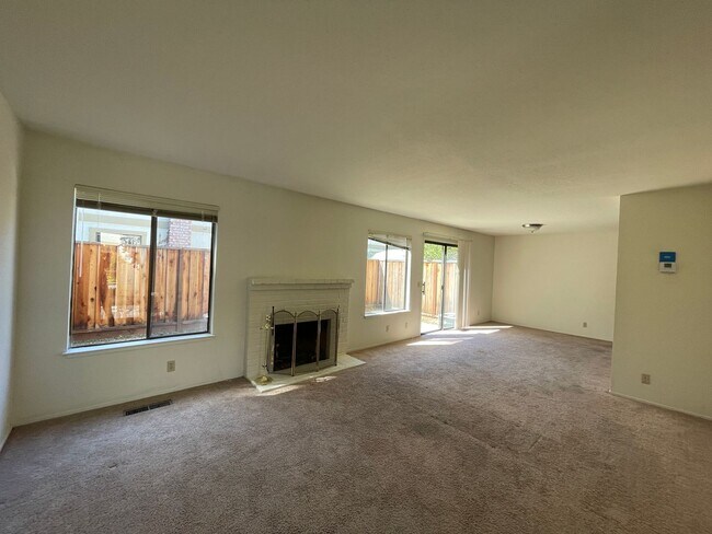 Building Photo - 3bd/2ba - Santa Clara Townhouse with 2 Car Garage