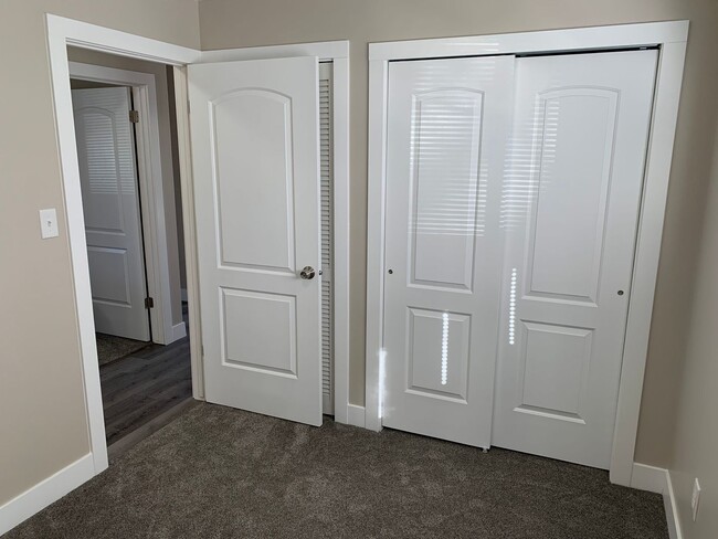 Building Photo - Updated 4 Bed Home with Large Yard