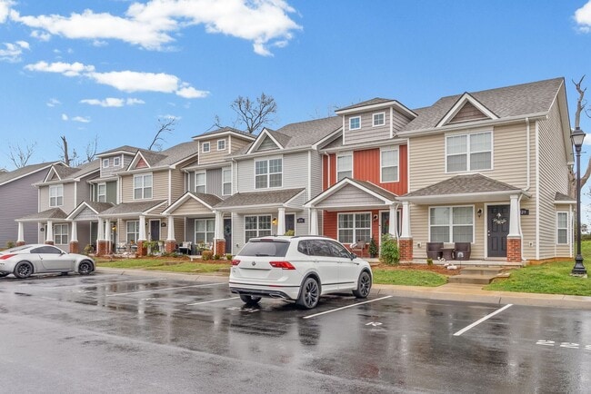 Building Photo - 2 Bedroom Condo For Rent With Community Swimming Pool!