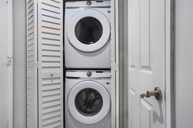 Building Photo - 511 SE 5 Ave