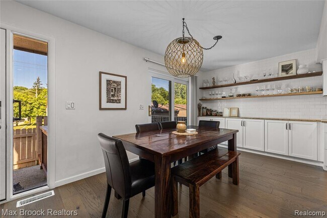 Building Photo - 704 Oakbrook Ridge Dr