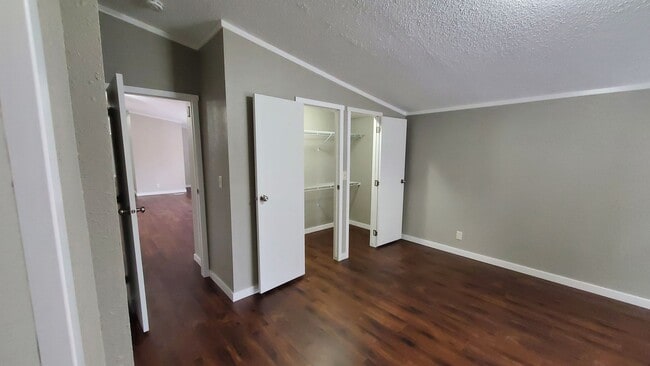 Building Photo - Spacious, Newly Renovated 3 Bed, 2 Bath Home