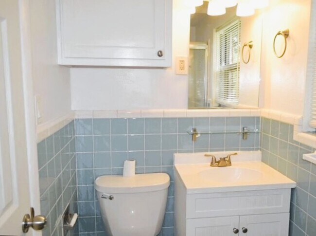 Building Photo - Spacious 4 Bed 2 Bath with Enclosed Patio and Stainless Steel Appliances