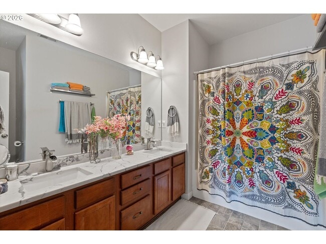 Building Photo - Spacious 3 Bedroom Townhome with Stainless Steel Appliances, Attached Garage & Open Layout