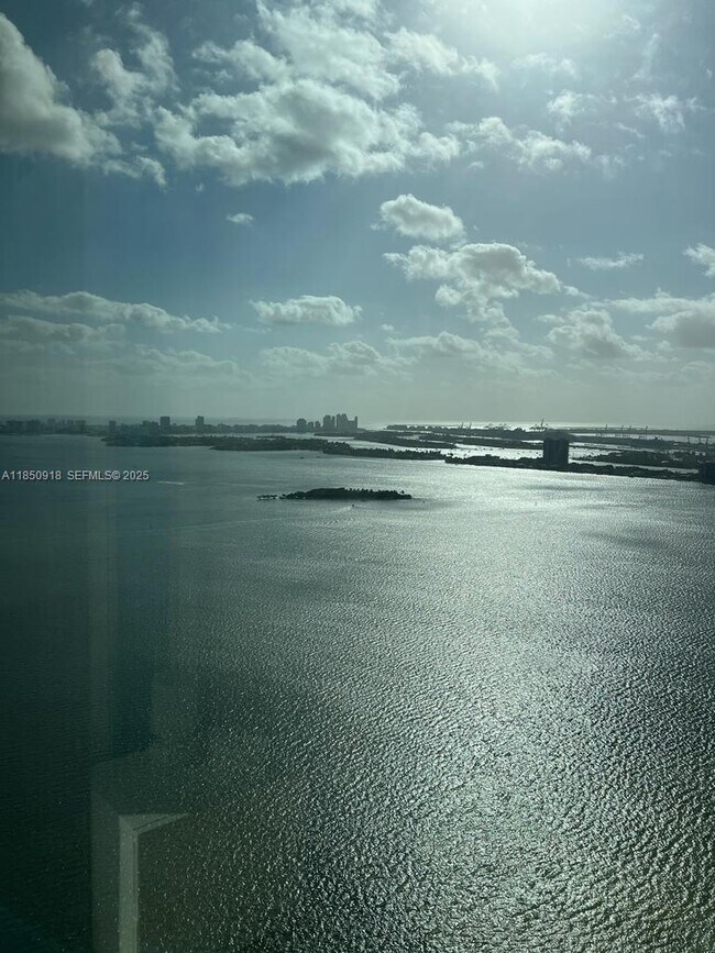 Building Photo - 2900 NE 7th Ave