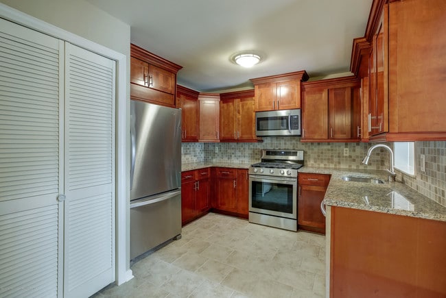 Building Photo - 92 Tulip Ln