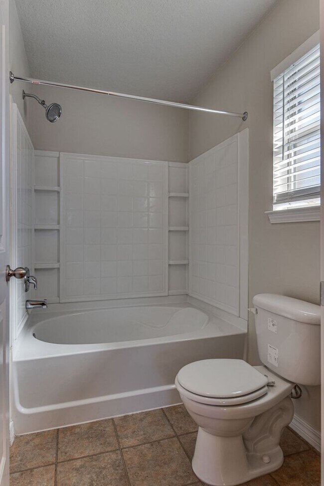 Building Photo - Charming 3-Bedroom Home - Oak Leigh Subdiv...