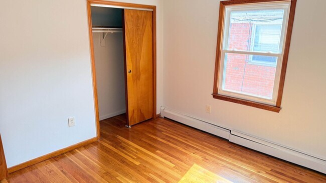 Building Photo - Charming 3BR , 2 BTHRM Duplex in Elizabeth