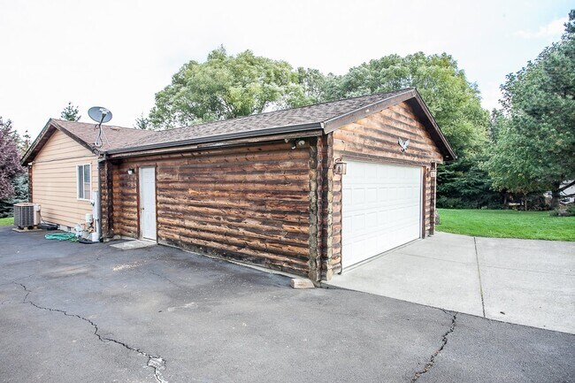Building Photo - 4040 Summitview Dr