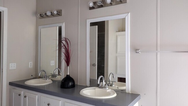 Building Photo - 814 Mercedes Benz Ct