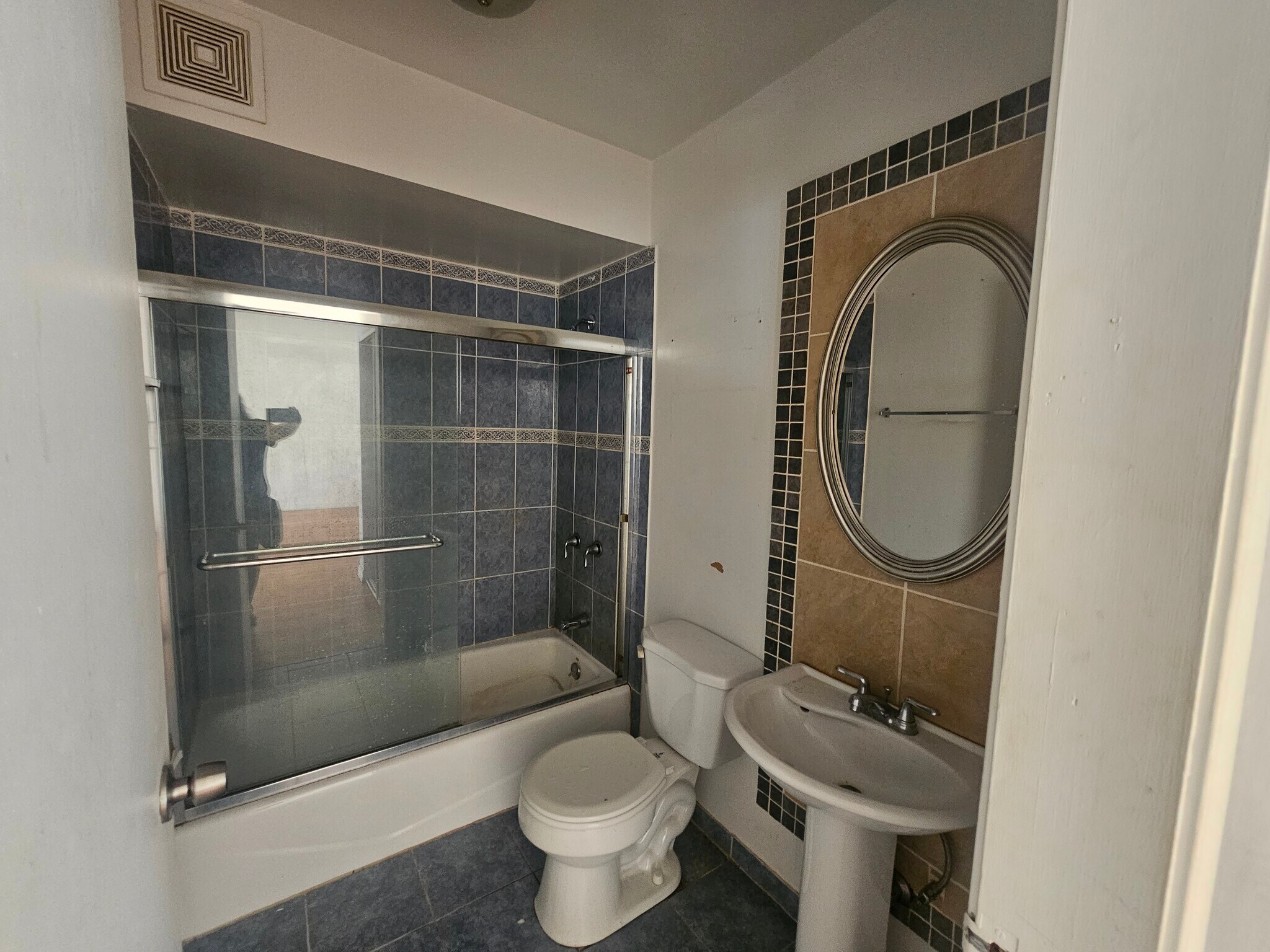 Building Photo - 1600 W Greenleaf Ave