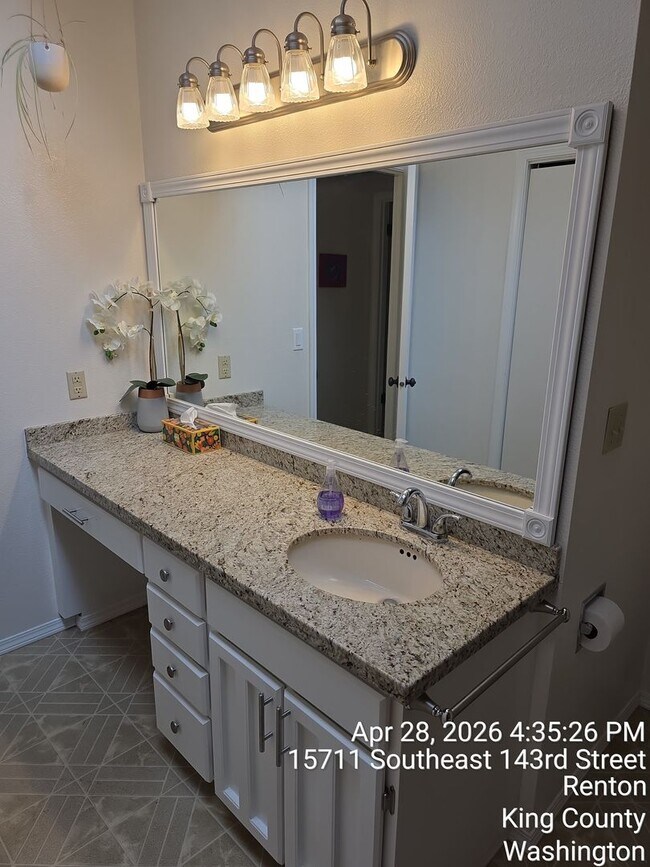 Building Photo - Renton - 4 bedroom 2.5 bath rental home - Custom home with large rooms - Available July 5th 2026