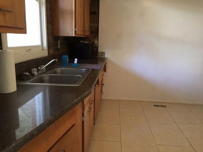 Building Photo - Private Guy Room in 5 bedroom 2 bath triplex