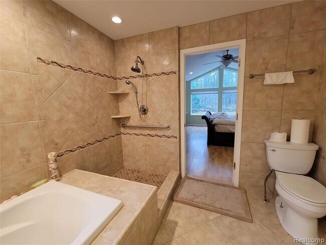 Building Photo - 18311 Norwich Rd