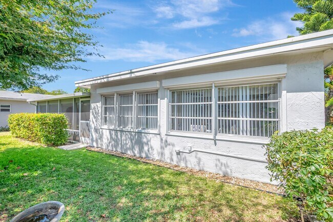 Building Photo - 14352 Amapola Dr