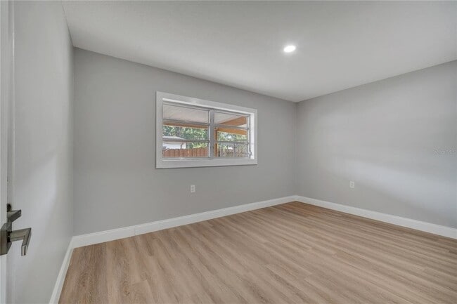 Building Photo - 2303 Bonneville Dr