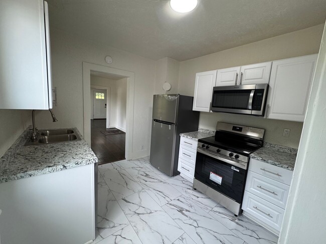 Building Photo - Newly updated 3 bedroom 1 bath with hardwo...