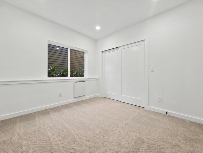 Building Photo - AVAILABLE MAY 1ST! Fully Remodeled Lower Unit with Private Entrance in Columbia City Neighborhood