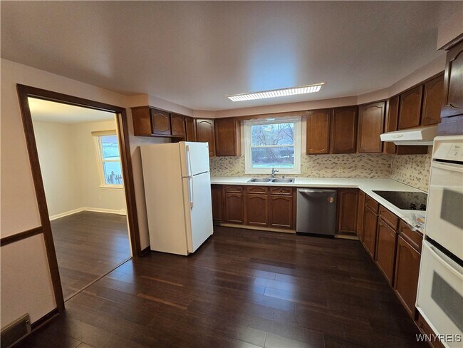 Building Photo - 161 Foxpoint W