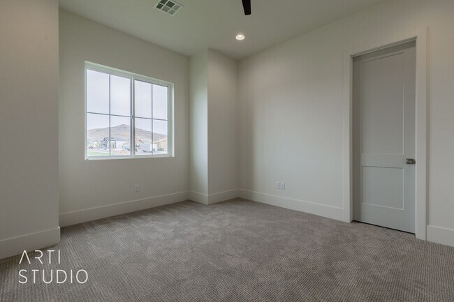 Building Photo - Beautiful Fully Furnished 3 bedroom, 2.5 B...