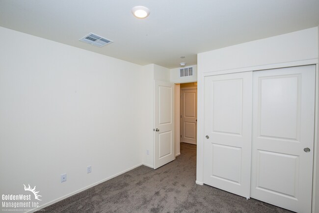 Building Photo - Brand New 3Bdm 2.5Ba Townhome in Aliante!