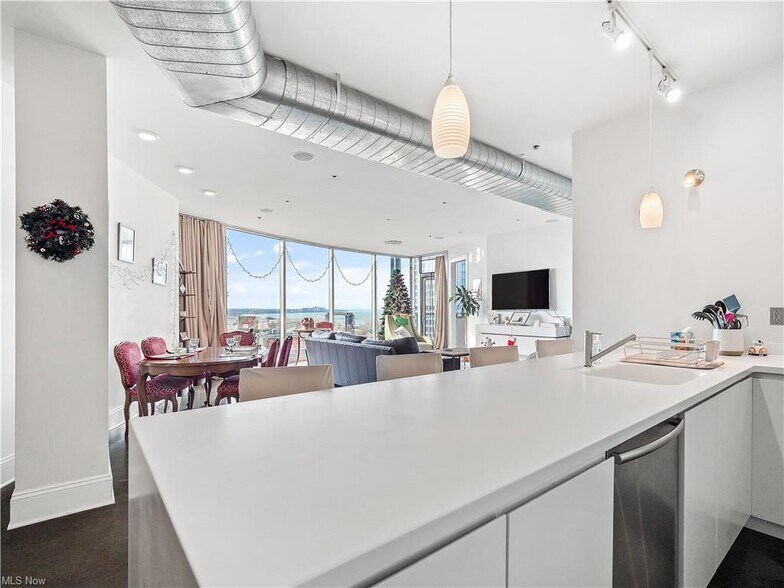Kitchen - 701 W Lakeside Ave