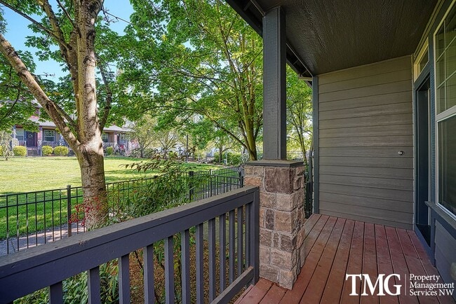 Building Photo - Gorgeous Two Bedroom Townhome in Hillsboro!