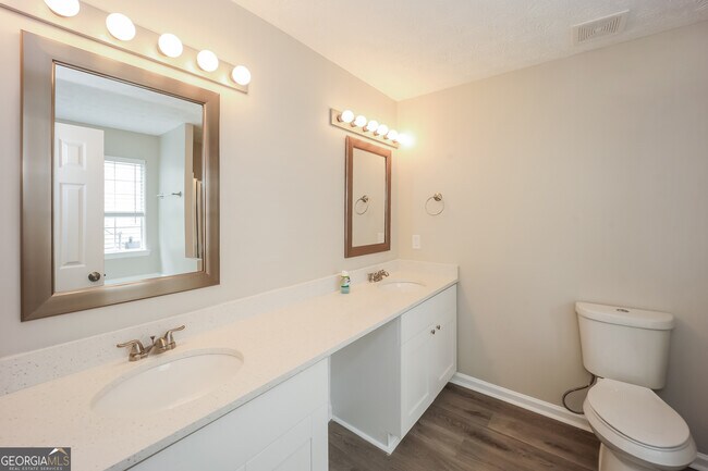 Building Photo - 7911 Woodlake Dr