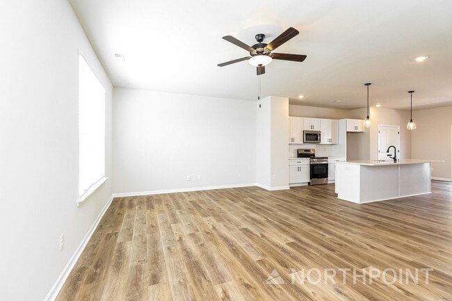 Building Photo - Beautiful 3BR 3.5BA Townhome w/ Full Appliance Kitchen Garage Parking in University