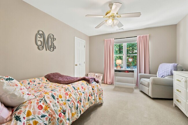 Building Photo - Durham Beauty - Cul de sac lot with fenced in yard - 4 bedrooms