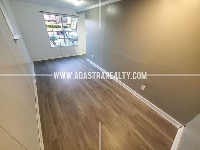 Building Photo - Very Nice Overland Park Duplex-Coming SOON!!