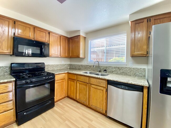 Building Photo - Spacious 3-bedroom home in Fremont - great...