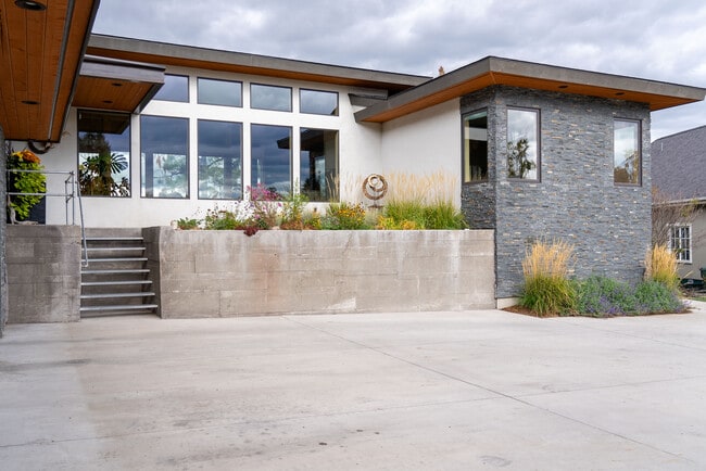Building Photo - 229 Arbour Dr E