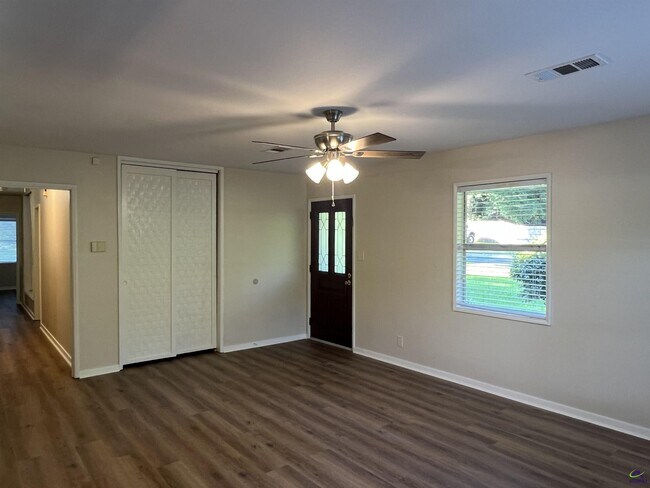 Building Photo - 4693 Twin Oak Dr